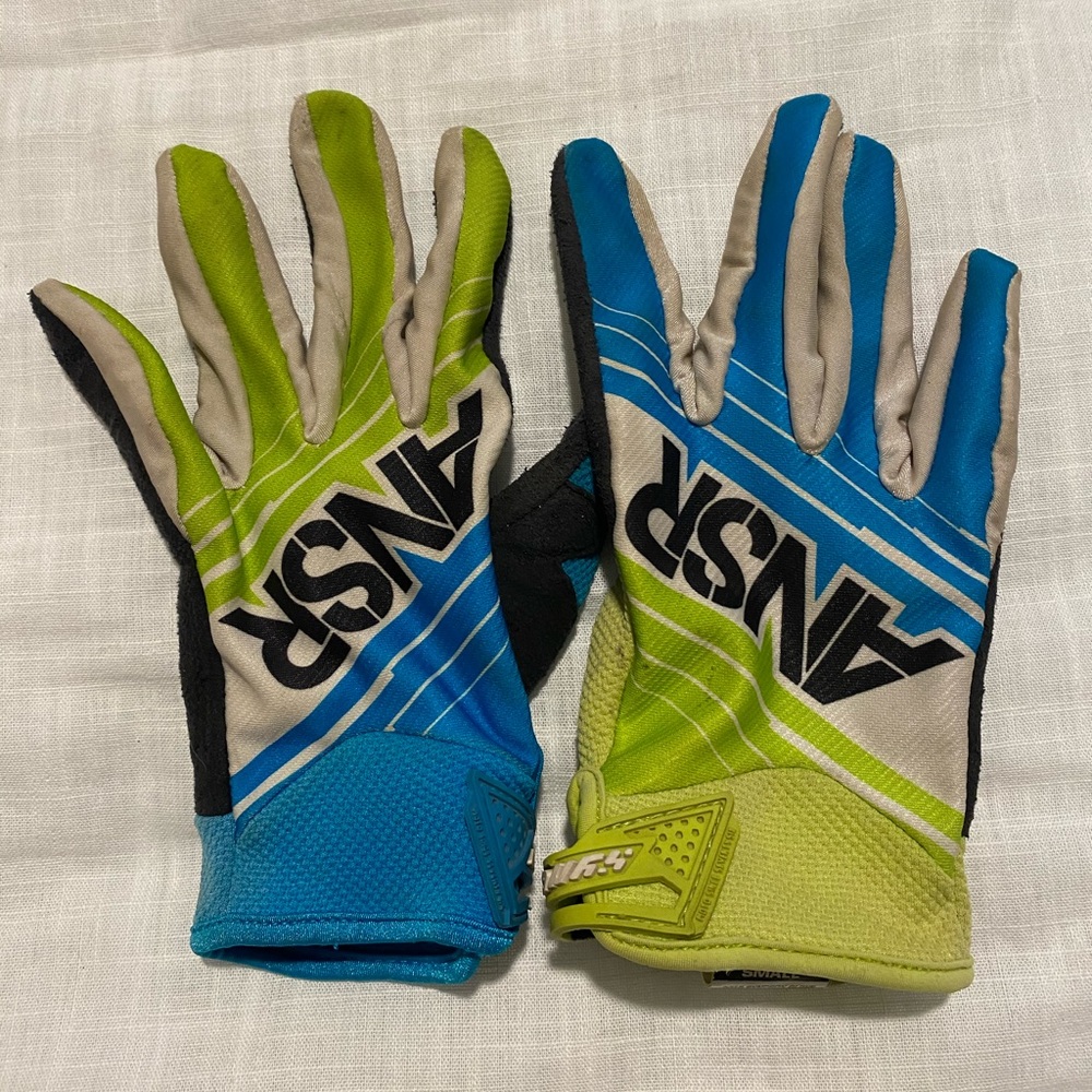 Answer Syncron Gloves